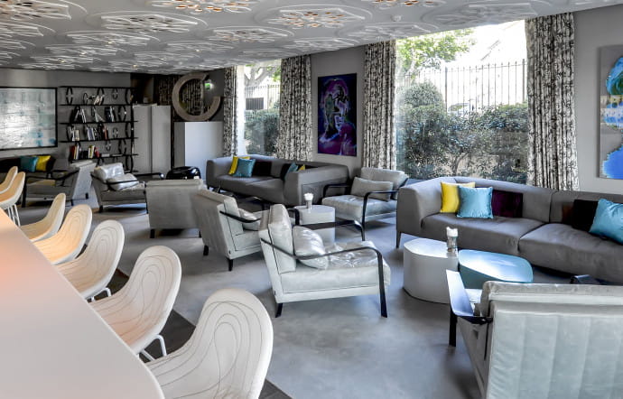 1, traverse de la Gendarmerie, tél. +33 (0)4 83 09 60 00, www.hoteldeparis-sainttropez.com.
