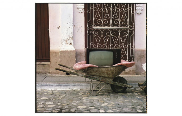 Expositions photo – A New York : TV Wheelbarrow, Zoe Leonard, 2001.
