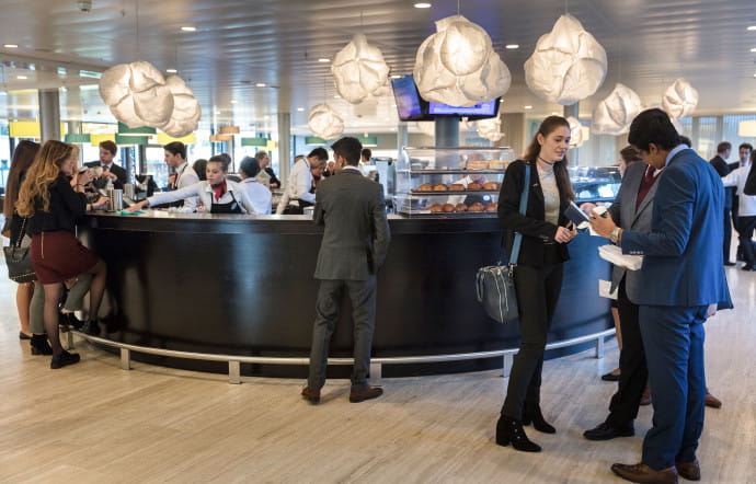 Le bar M (main bar) est à la disposition des étudiants pour un moment de détente.