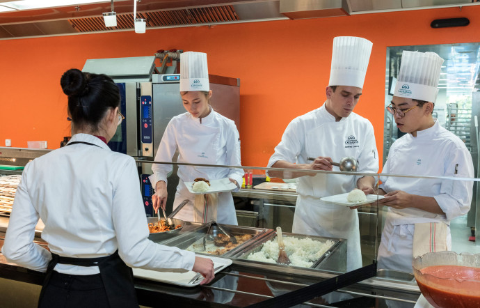 Le Food Court, la cafétéria de l’école, propose 7 types de cuisine : ethnique, bistrot, grill, trattoria, bar à salades, sushi et sandwicherie.