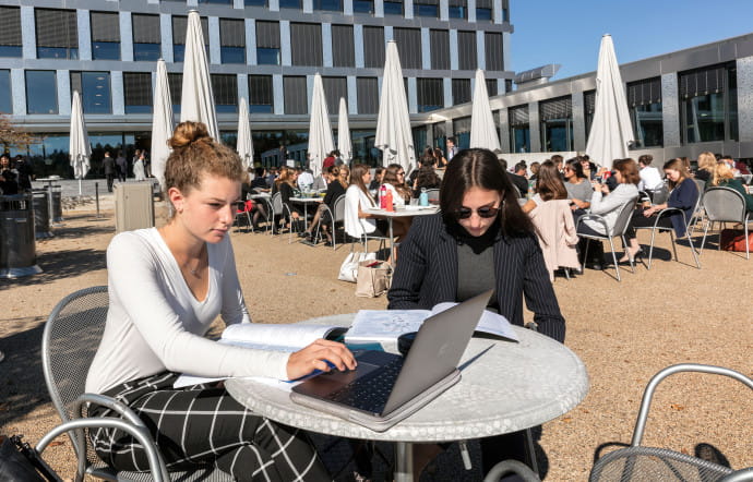 D’avril à octobre, les élèves peuvent prendre leurs repas sur la terrasse ou y réviser.