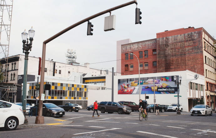 Avec son lot de cafés, de microbrasseries, de boutiques artisanales, de restaurants végétariens et végétaliens, de farmers’ markets, de food carts… Portland est une ville où il fait bon vivre.