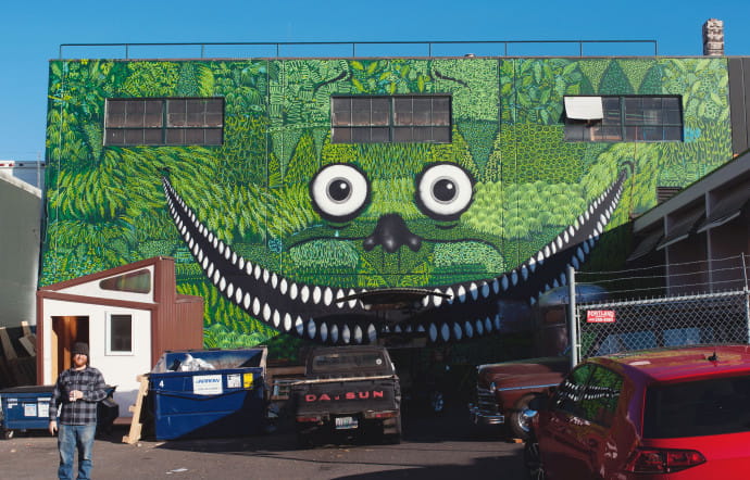 Les street artists ont largement colonisé les murs des bâtiments.