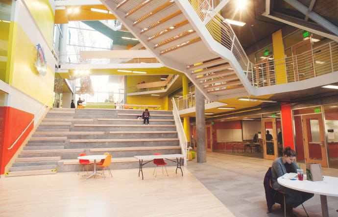 L’Université d’Etat de Portland, qui regroupe près de 27 000 étudiants, est en plein centre de la ville. Elle est particulièrement reconnue pour son département business.