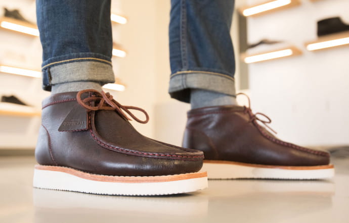 En daim ou en cuir, comme ici, le mocassin Wallabee arbore la fameuse semelle en crêpe.