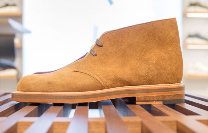 En version basse, baptisée Desert London, la Desert Boot connaît un succès qui ne se dément pas grâce à la variété des matières et des teintes proposées.