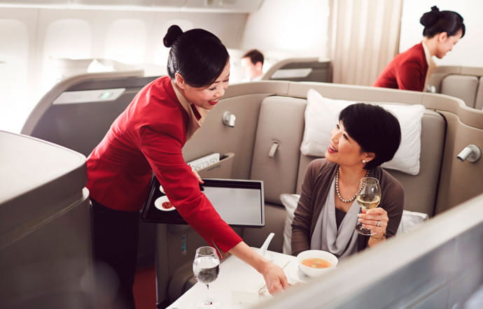 Les repas se prennent en tête-à-tête sur les vols en première de Cathay Pacific.