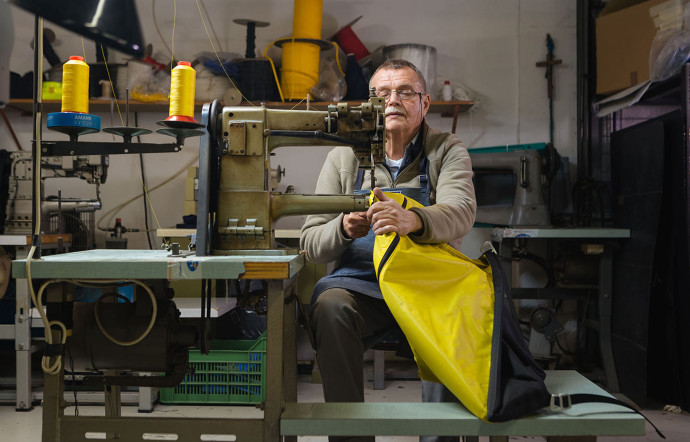 Après avoir hésité à produire en Chine, Lorenzo Scotto s’est ravisé et a lancé la fabrication de ses sacs dans un atelier en Italie. Marketing, éthique, qualité : une pierre trois coups.
