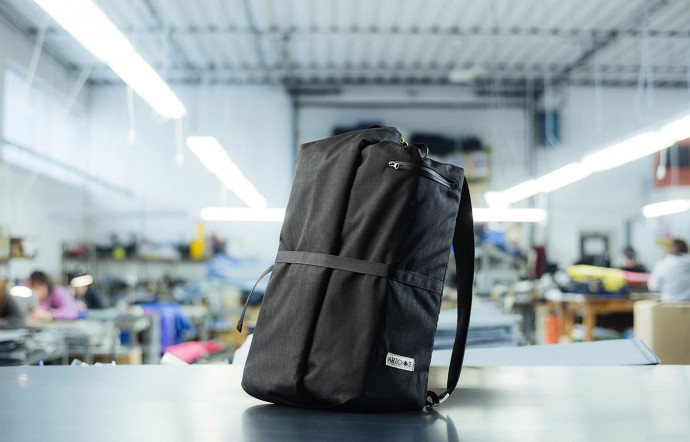 Les sacs Artichoke sont disponibles en deux tailles, M pour un voyage de 4 jours et L pour une semaine, en blanc ou noir avec la possibilité d’y intégrer une voile de bateau recyclée. Entre 129 et 449 € le temps de la campagne sur Indiegogo, et entre 199 et 650 € une fois la campagne terminée (environ 250 sacs encore disponibles). Une fois lancée, la vente se fera en direct, et sur commande.