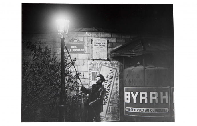 Expositions photo : « Extinguishing a Streetlight, rue Emile Richard » 1932 (Nuit 267), Brassaï.