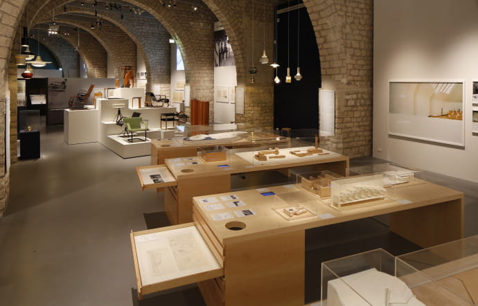 La plupart des maquettes, photographies, plans, pièces de mobilier et luminaires sont présentés pour la première fois en France.
