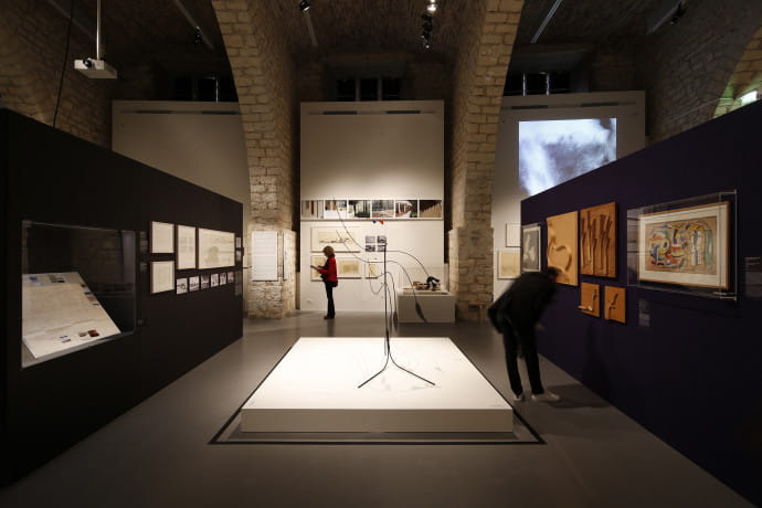Les maquettes de l’architecte répondent à un mobile de Calder et aux toiles de Fernand Léger.