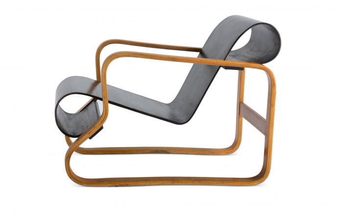 Fauteuil « Paimio n°41 » (1932), dessiné pour le sanatorium du même nom.