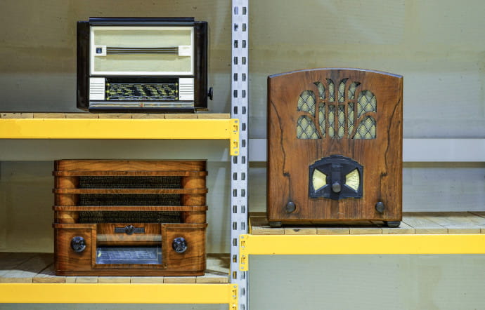 Toutes les façades arrière des radios sont donc remplacées par des panneaux de bois fermés qui améliorent à la fois l’acoustique et la puissance de l’enceinte.