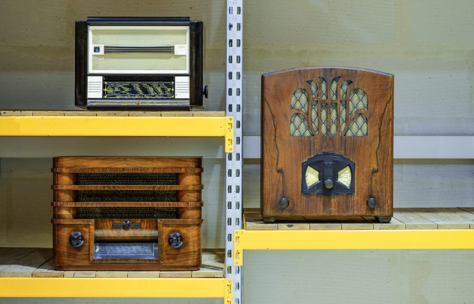 Toutes les façades arrière des radios sont remplacées par des panneaux de bois fermés qui améliorent à la fois l’acoustique et la puissance de l’enceinte.