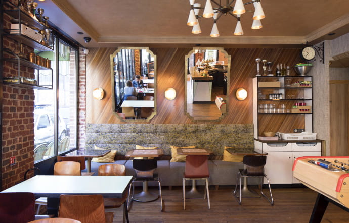 Le fond de la brasserie respire l’atmosphère 70s des clubs de sport.