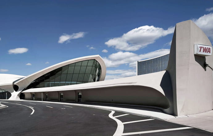 L’ancien TWA Flight Center, classé National Historic Landmark, imaginé par l’architecte et designer finlandais Eero Saarinen et construit en 1962, est fermé depuis 2001.