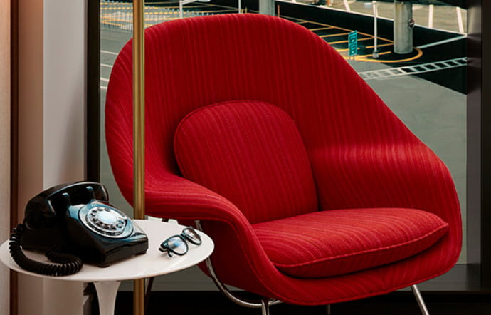 Fauteuil Womb Chair de Saarinen, édité par Knoll.