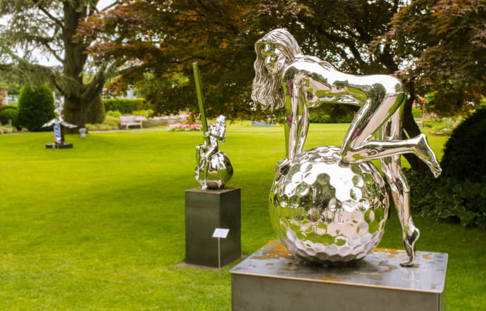 En 2017, Art In The Park fêtait ses 15 ans en réunissant des œuvres de Joan Miró, Mel Ramos (photo), Rotraut, Allen Jones, Sylvester Stallone, Sophía Vári, Roberto Matta et Louise Nevelson.