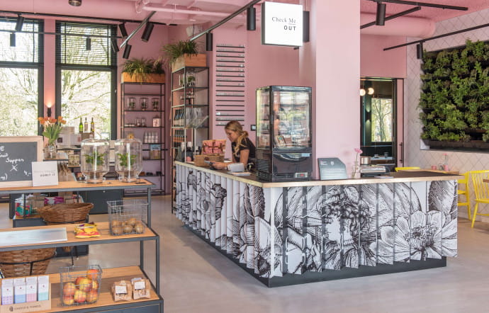 Le Conscious Café qui est aussi la réception de l’hôtel.
