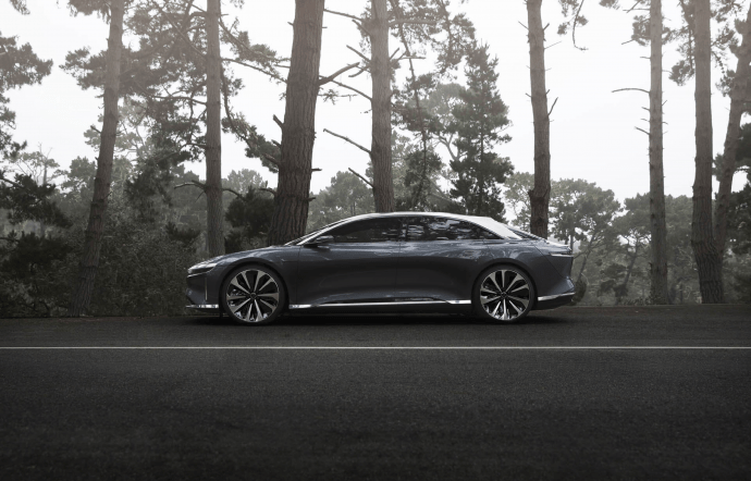 Ses lignes sont celles d’une berline et le design des ailes et de la calandre est très proche de celui de la Tesla Model S.