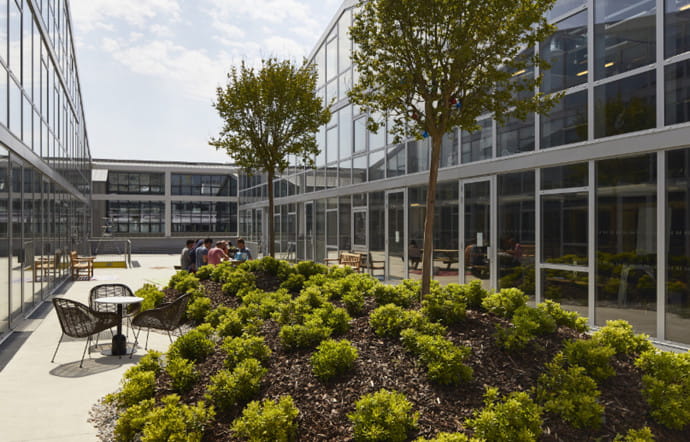 Le complexe s’étend sur 3000 m² et propose 300 postes de travail.