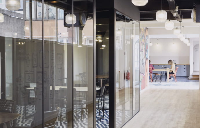Les bureaux sont répartis sur trois étages. Au rez-de-chaussée, on trouve une cour de 300 m², une cuisine, une salle de jeux et quelques petites salles de travail.