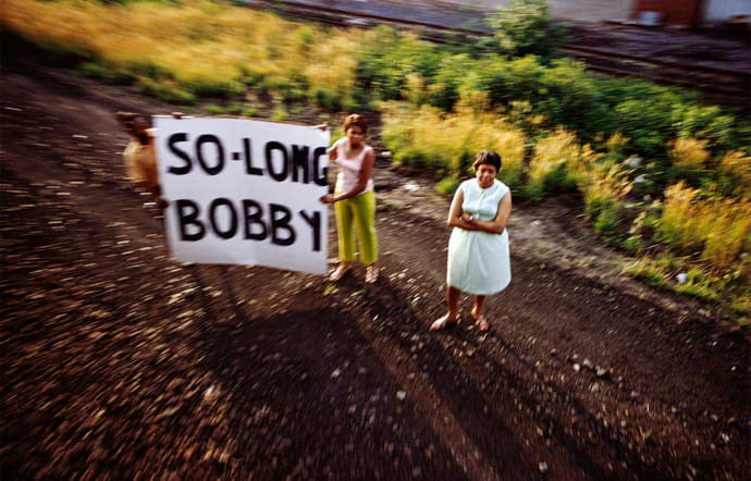 Photo : les expositions à voir avant l’été / Untitled, from the series RFK Funeral Train, Paul Fusco, 1968.