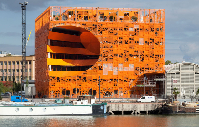 Le Cube Orange a vu le jour en 2010 dans le quartier des Docks, à Lyon.