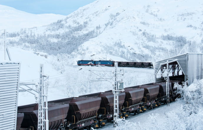 La mine de fer de Kiruna, exploitée par la compagnie Lkab, est la plus grosse du monde. Chaque jour, l’équivalent de six tours Eiffel de minerai en est extrait.
