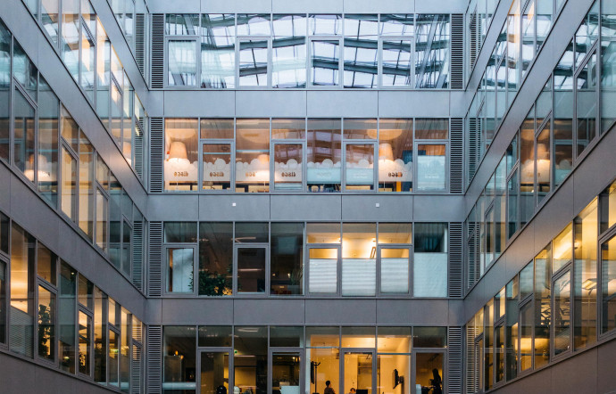 Lumineux et modernes, les locaux sont répartis sur plusieurs étages.
