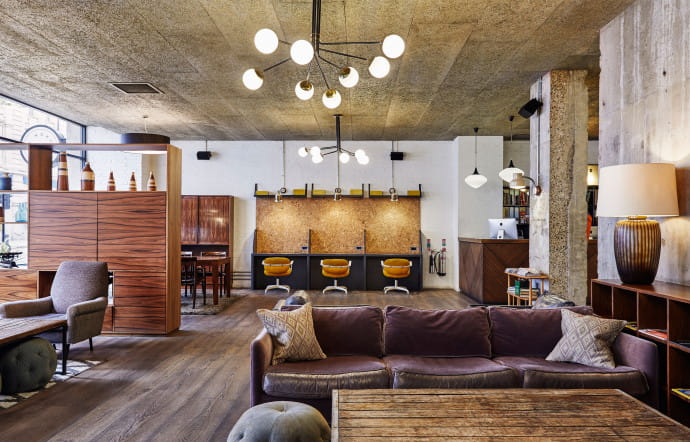 Les plus belles rénovations sont celles où se devine le passé. Ni boutiques-hôtels ni palaces, les Hoxton sont un concept hôtelier dont l’originalité est de réhabiliter des endroits laissés à l’abandon dans des secteurs pas forcèment touristiques.