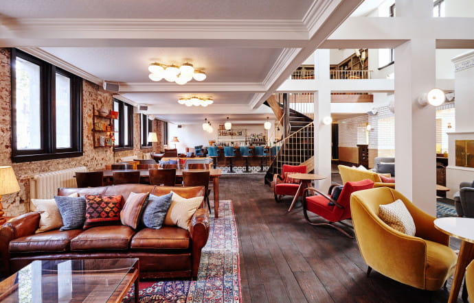 Les plus belles rénovations sont celles où se devine le passé. Ni boutiques-hôtels ni palaces, les Hoxton sont un concept hôtelier dont l’originalité est de réhabiliter des endroits laissés à l’abandon dans des secteurs pas forcèment touristiques.