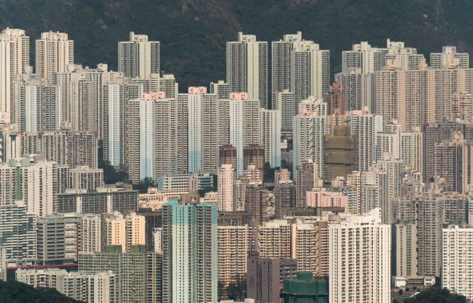 L’archipel a connu un essor économique à partir des années 60, fondé d’abord sur le textile puis sur la finance. La région est devenue l’une des plus densément peuplées du monde, notamment le territoire de Kowloon, dont la densité atteint 48 060 habitants/km2. Hong Kong bénéficie de bonnes infrastructures de transport, avec un vaste réseau de métro, de bus et de tramways à impériale.