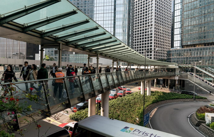 L’archipel a connu un essor économique à partir des années 60, fondé d’abord sur le textile puis sur la finance. La région est devenue l’une des plus densément peuplées du monde, notamment le territoire de Kowloon, dont la densité atteint 48 060 habitants/km2. Hong Kong bénéficie de bonnes infrastructures de transport, avec un vaste réseau de métro, de bus et de tramways à impériale.
