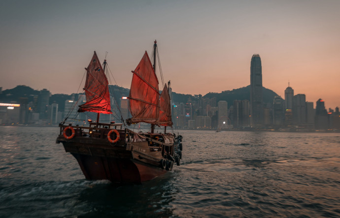 Pour s’isoler de la foule et de l’agitation urbaine, et profiter d’une vue époustouflante sur le port et les gratte-ciel, rien ne vaut une balade en jonque traditionnelle dans la baie de Hong Kong.
