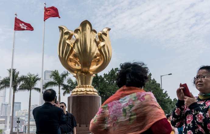 La fleur du bauhinia est l’emblème de Hong Kong. La sculpture Forever Blooming Bauhinia a été offerte par le gouvernement central chinois pour célébrer la rétrocession, en 1997.