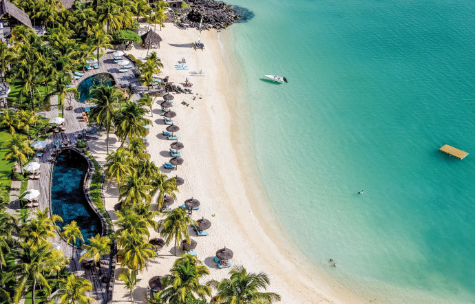 Situé à quelques centaines de mètres du village de Grand Baie, l’hôtel Royal Palm est niché au bord d’un superbe lagon aux eaux translucides, le long d’un ruban de sable blanc.