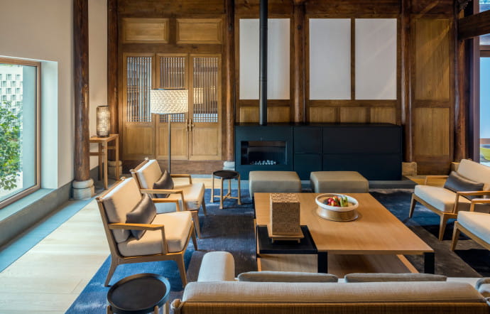 L’intérieur des antiques villas de l’ Amanyangyun fait la part belle à la pierre, au bois et au bambou.