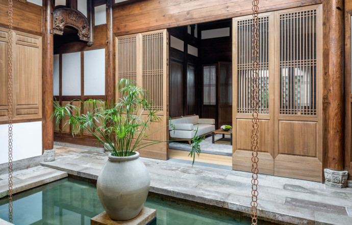 L’intérieur des antiques villas fait la part belle à la pierre, au bois et au bambou.