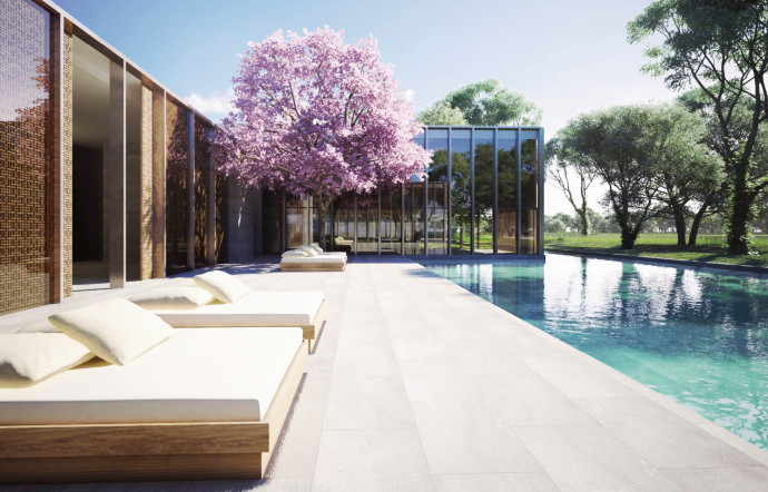 D’une superficie de près de 3 000 m2, le spa prend place autour d’une cour centrale. La piscine, juste à côté.