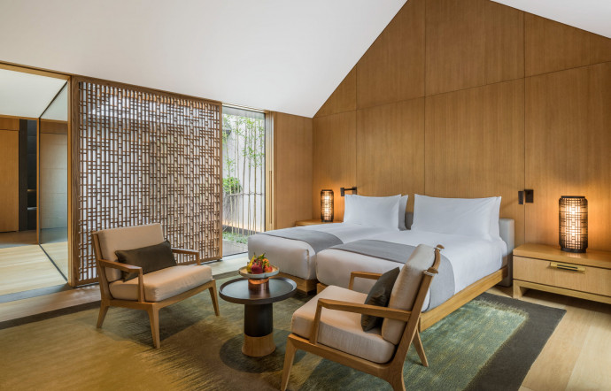 Amanyangyun propose également 24 courtyard suites dans lesquelles on retrouve la véritable signature des adresses Aman à travers le monde : un style contemporain épuré.