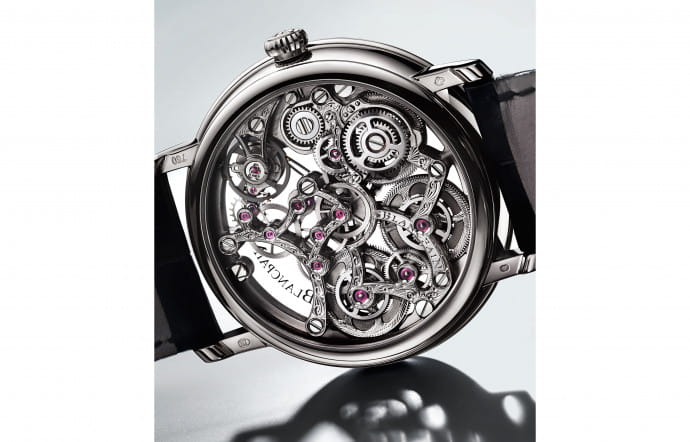 Chez Blancpain, toutes les pièces, même les plus petites, sont décorées. Ici, la Villeret Squelette 8 Jours dévoile entièrement son mécanisme, côté cadran comme côté fond, et permet d’apprécier le savoir-faire des horlogers et des artisans de la manufacture.