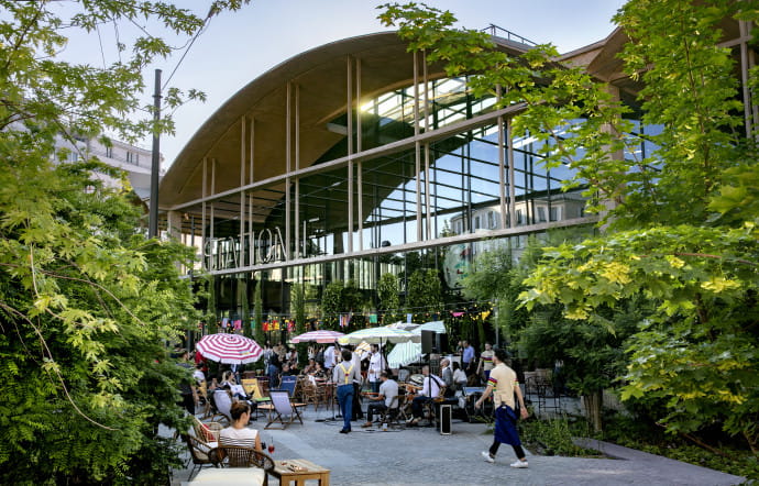 1000 m2, 8h d’exposition, une tripotée de tables en bois XXL pour les aperitivi ou brunch des potes, 500 places assises, un petit bout de paradis en plein Parigi.