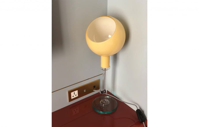 Dans les chambres, on trouve des luminaires conçus sur-mesure pour l’hôtel.