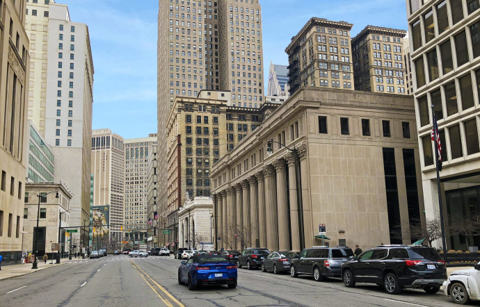 Les grandes artères de Détroit bordées de majestueux buildings, lorsqu’elles sont désertes, peuvent se montrer intimidantes.