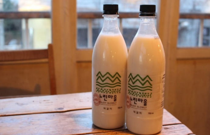 Le makgeolli, d’une blancheur laiteuse, est un alcool de riz assez doux.
