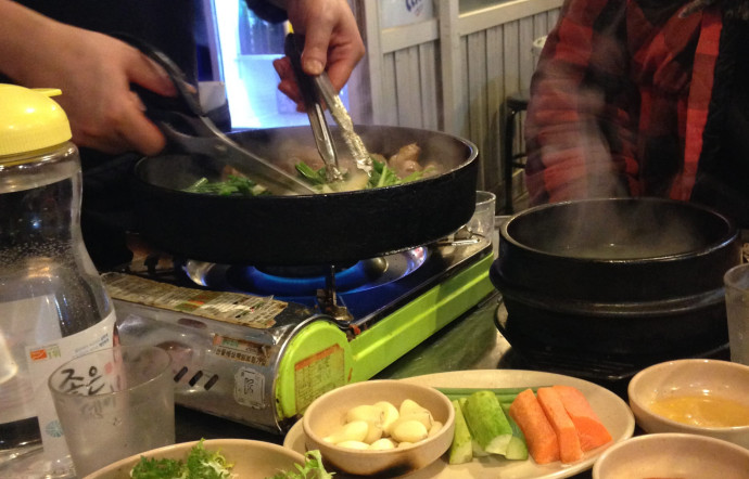 Le cuisinier prépare le barbecue directement à votre table grâce à un petit réchaud à gaz.