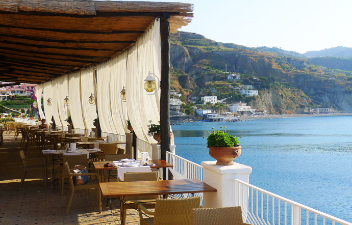 La terrasse du restaurant est un enchantement. De grandes tentures blanches permettent de se protéger du soleil à l’heure du déjeuner.