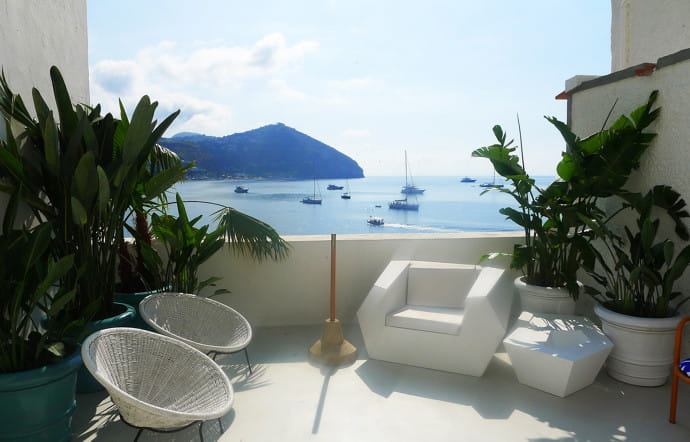 L’établissement a récemment été rénové. On trouve du blanc partout dans les chambres, avec quelques touches de bleu sur les têtes de lit. Les balcons plongent sur la mer comme la proue d’un bateau. Le mobilier est signé du très chic éditeur italien Thonet.